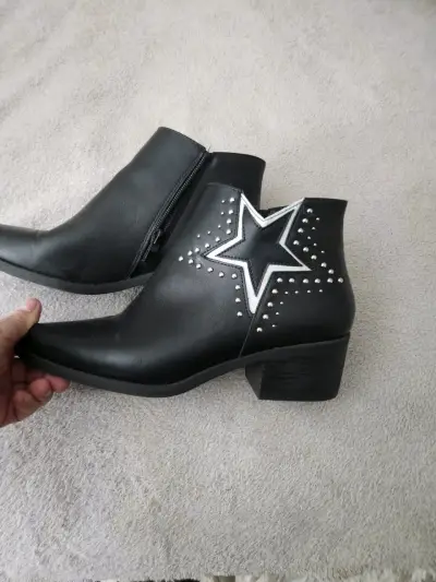 Botines negros con estrella y tachas - miniatura 2