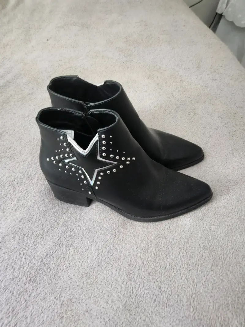 Botines negros con estrella y tachas - 3