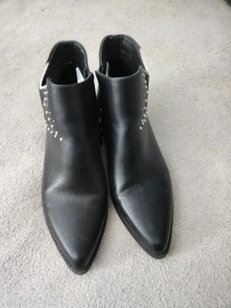 Botines negros con estrella y tachas - 4