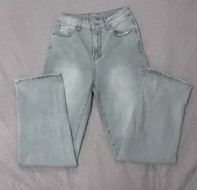 Jeans gris claro de mezclilla para mujer - miniatura 1