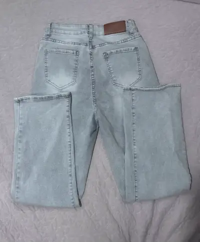 Jeans gris claro de mezclilla para mujer - miniatura 2