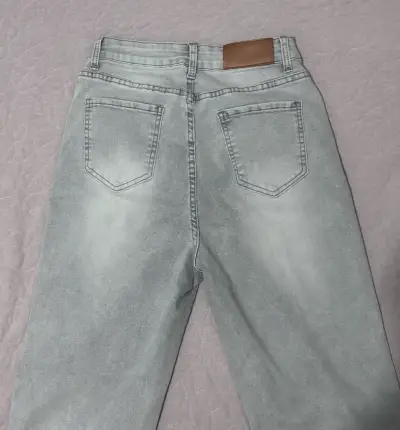 Jeans gris claro de mezclilla para mujer - miniatura 3