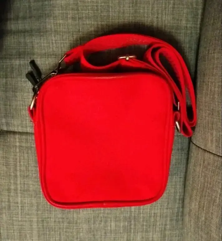 Bandolera roja de tela con diseño moderno - 2
