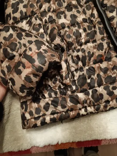 Chaqueta acolchada con estampado animal print - miniatura 4