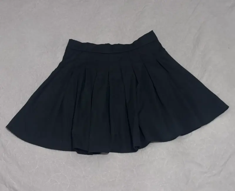 Falda corta negra plisada - 1