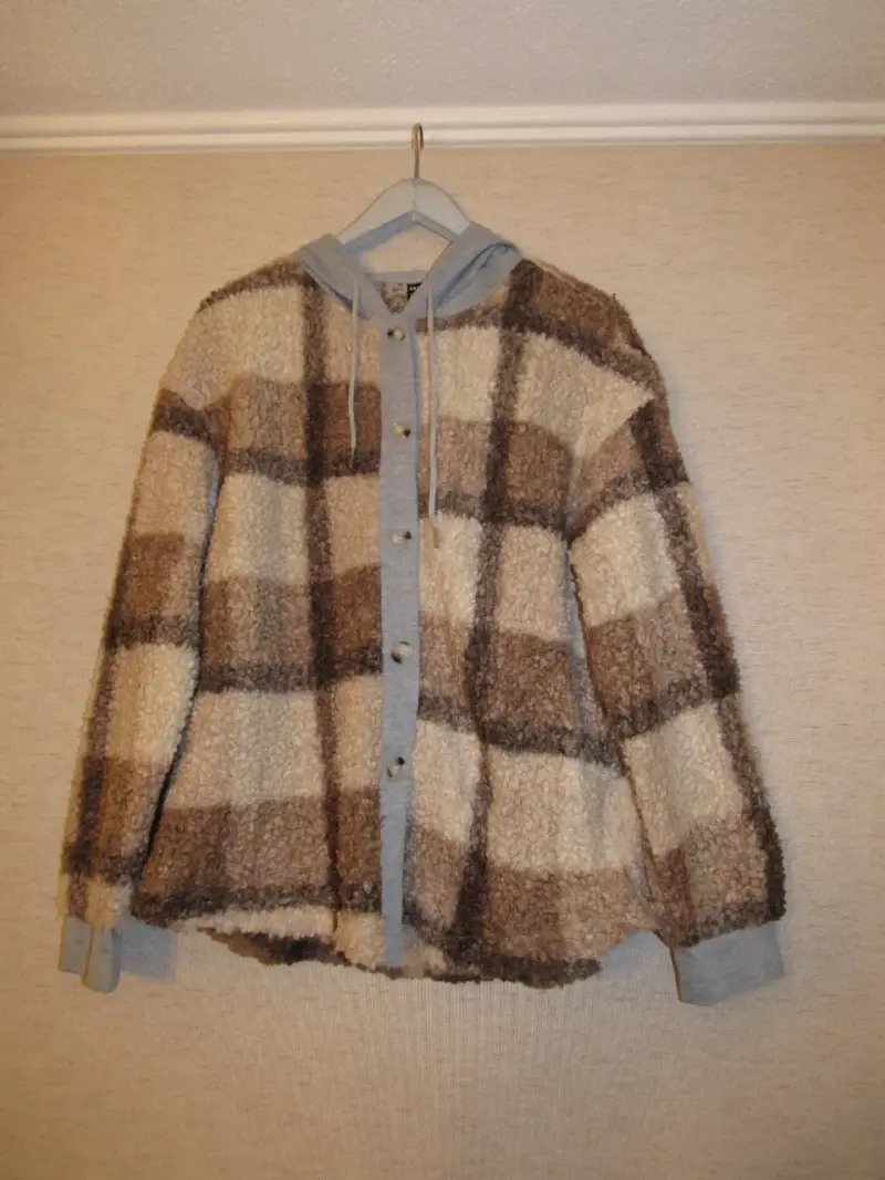 Chaqueta de lana a cuadros con capucha