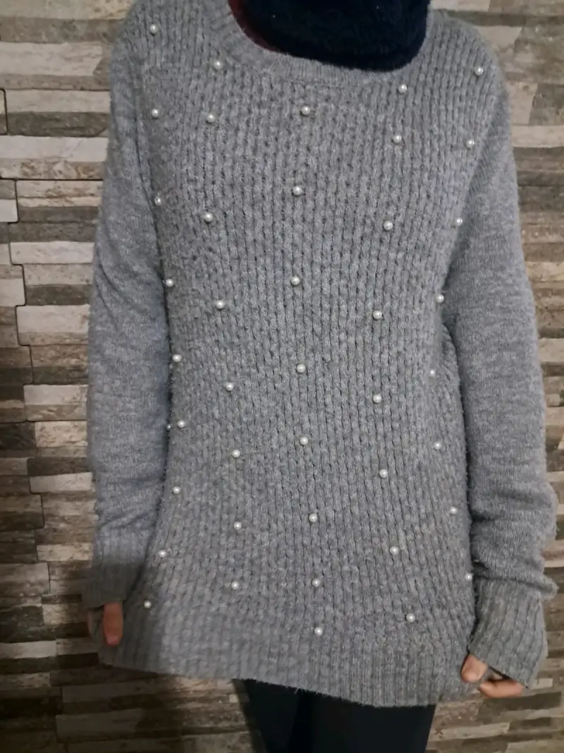 Suéter gris con perlas decorativas