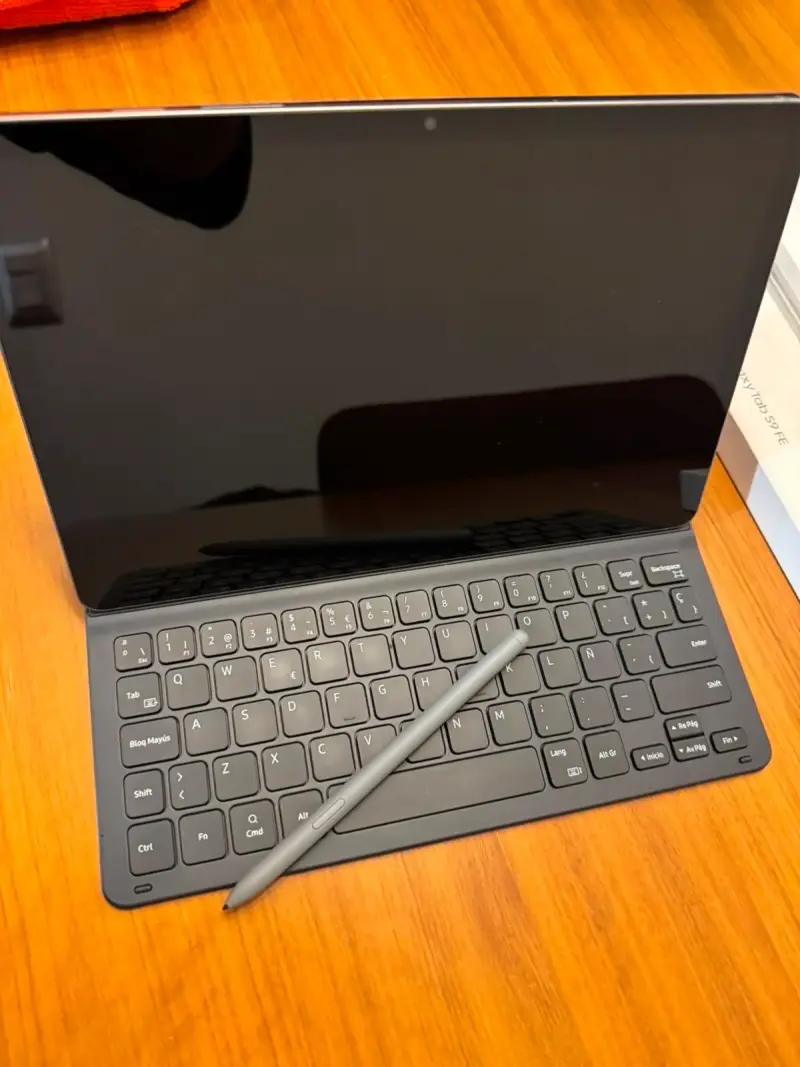 Tablet Galaxy Tab S9 FE con teclado y lápiz - 2