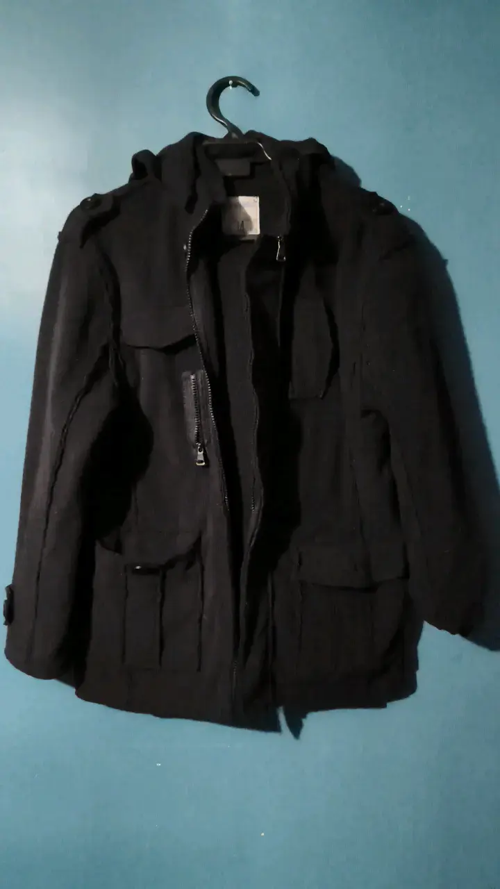 Chaqueta negra con capucha y bolsillos