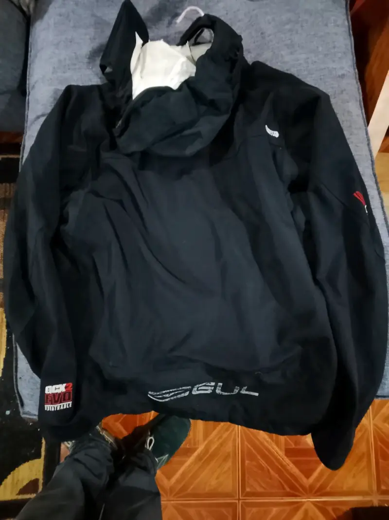 Chaqueta impermeable Bull negra con capucha - 2