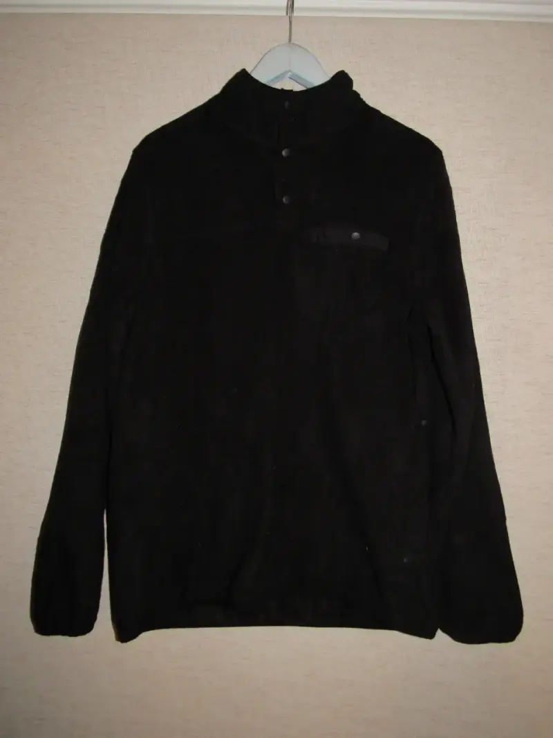 Chaqueta de polar negra con botones en el cuello