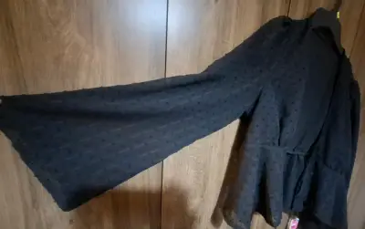 Blusa negra con mangas largas y lazo - miniatura 2
