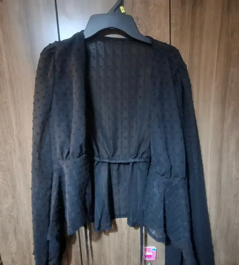 Blusa negra con mangas largas y lazo - 3