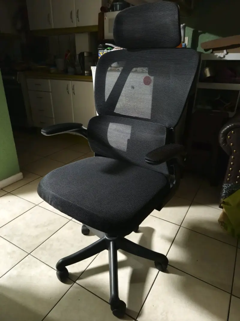 Silla ergonómica de oficina negra con respaldo ajustable