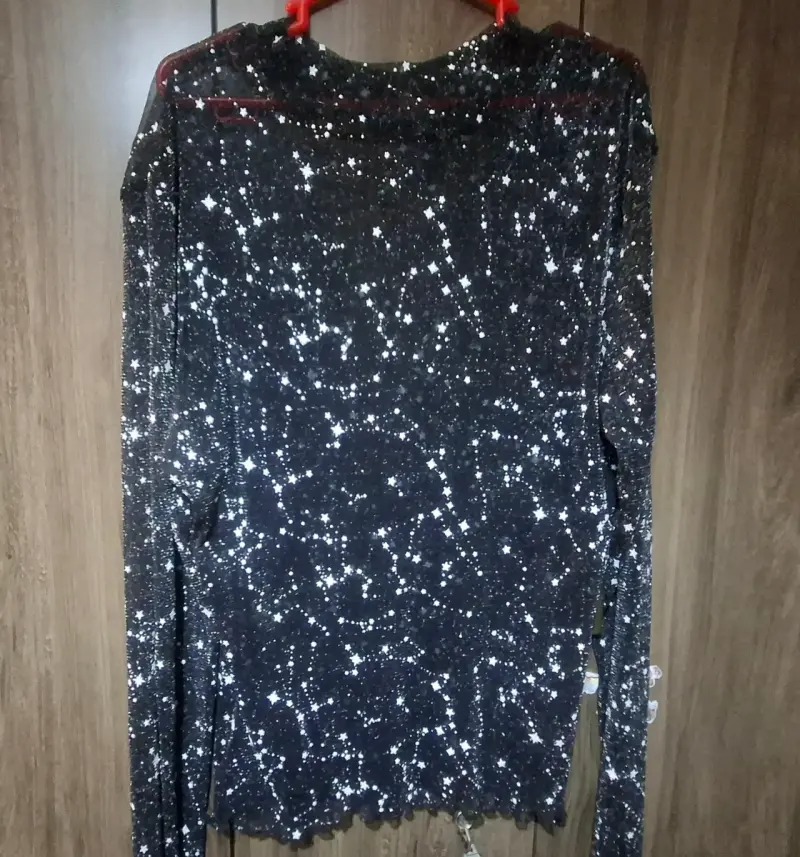 Polera transparente negra con diseño de estrellas