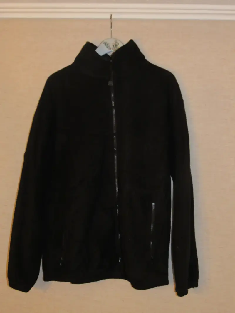Chaqueta polar negra con cierre completo