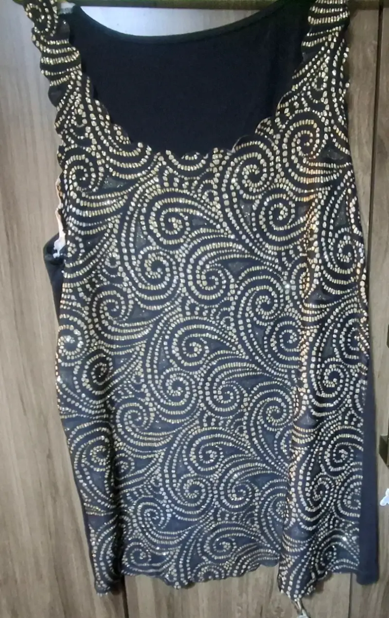 Camiseta negra con diseño de lentejuelas doradas