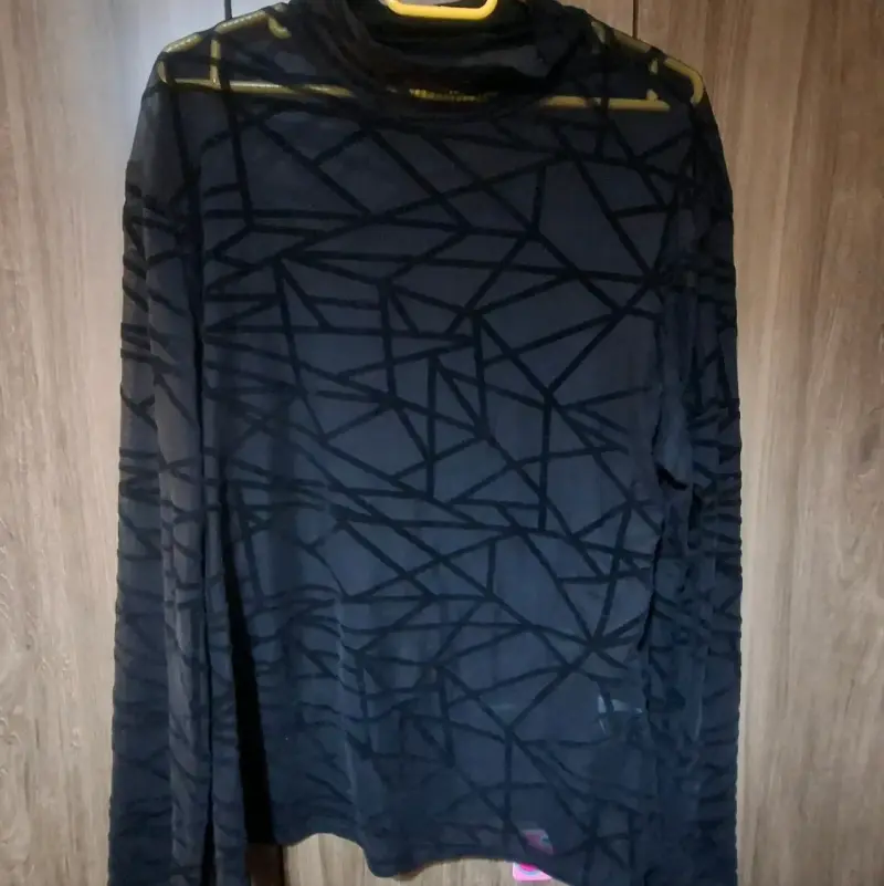 Polera negra transparente con diseño geométrico