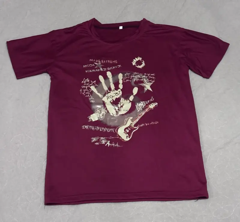 Polera burdeos con diseño gráfico de mano - 1