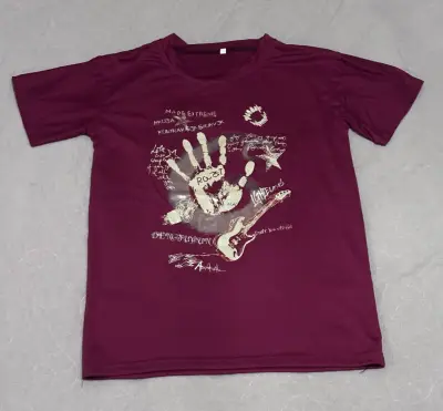Polera burdeos con diseño gráfico de mano - miniatura 1