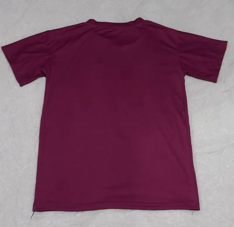 Polera burdeos con diseño gráfico de mano - 2