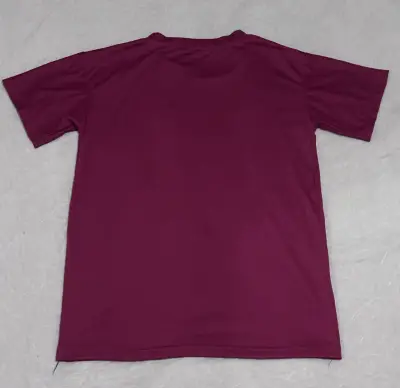 Polera burdeos con diseño gráfico de mano - miniatura 2