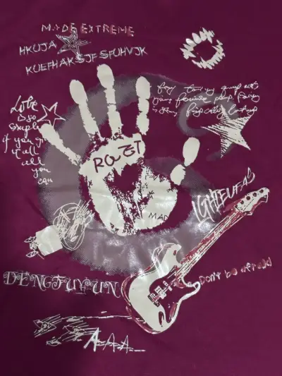 Polera burdeos con diseño gráfico de mano - miniatura 3