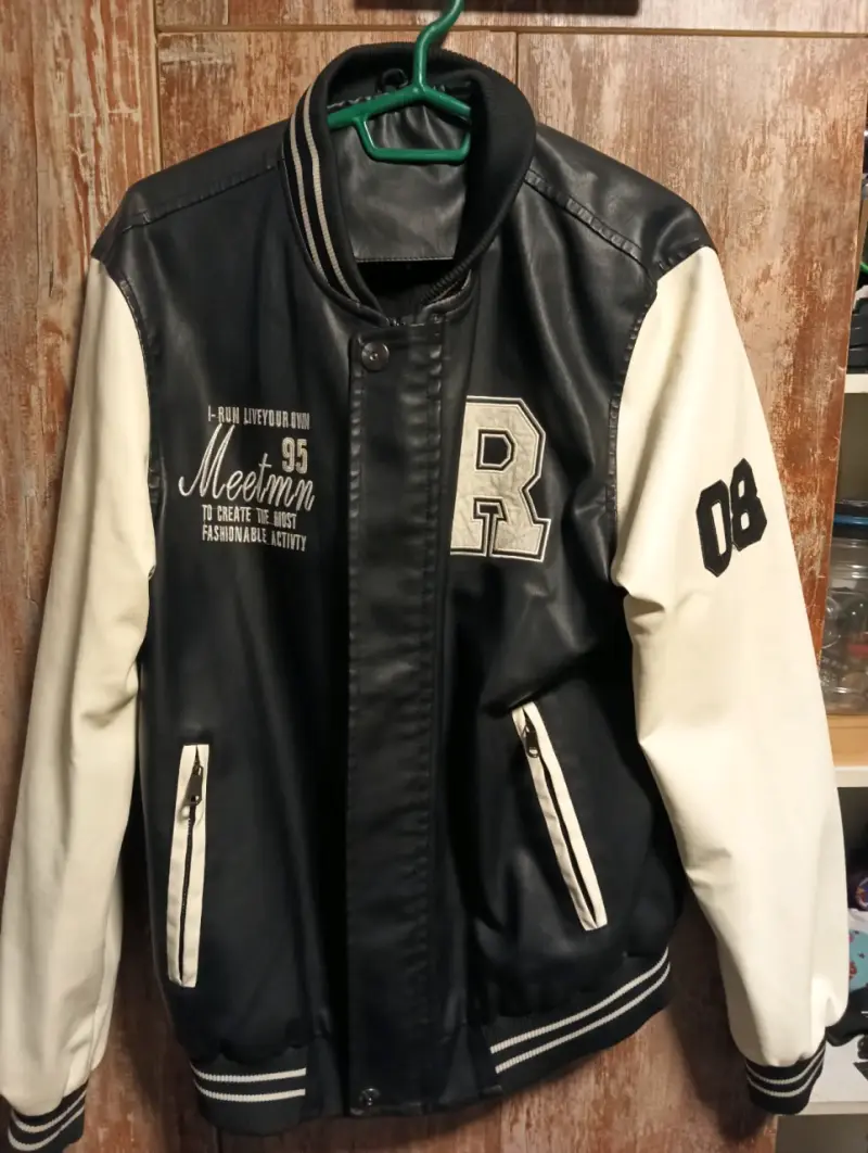 Chaqueta varsity negra y blanca estilo universitario