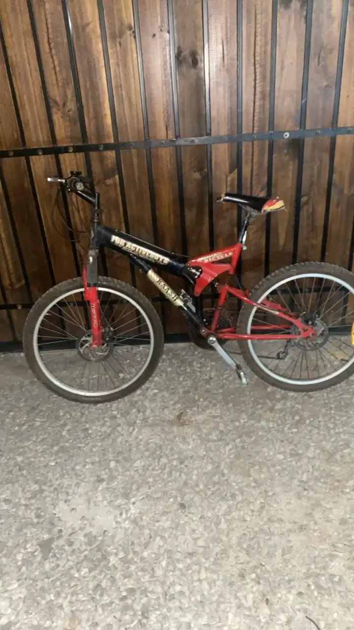 Bicicleta de montaña Reactivo roja y negra - 1