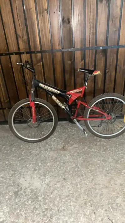 Bicicleta de montaña Reactivo roja y negra - miniatura 1