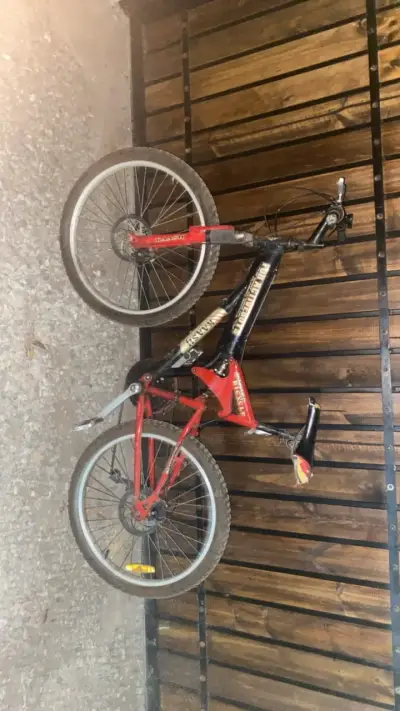 Bicicleta de montaña Reactivo roja y negra - miniatura 2