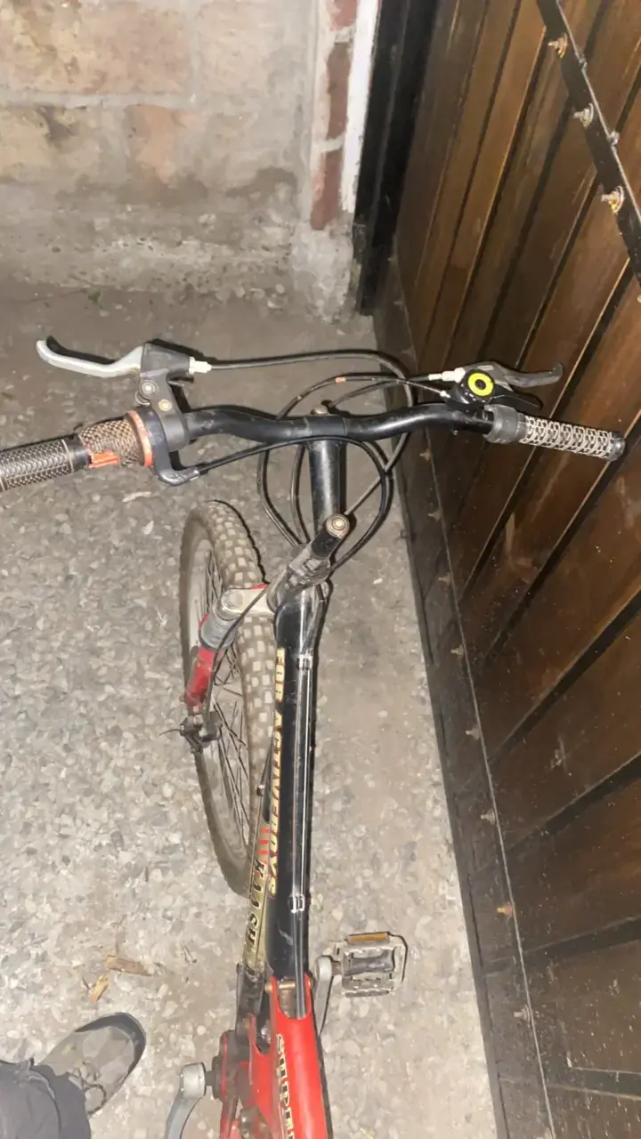 Bicicleta de montaña Reactivo roja y negra - 3