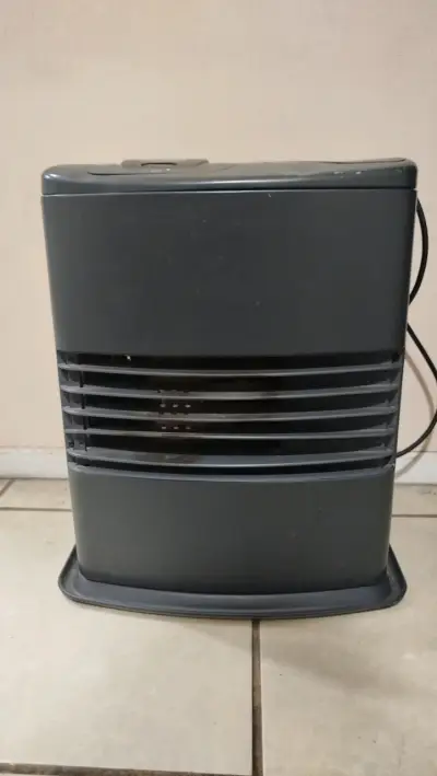 Estufa Toyotomi SRE 713 en buen estado - miniatura 2