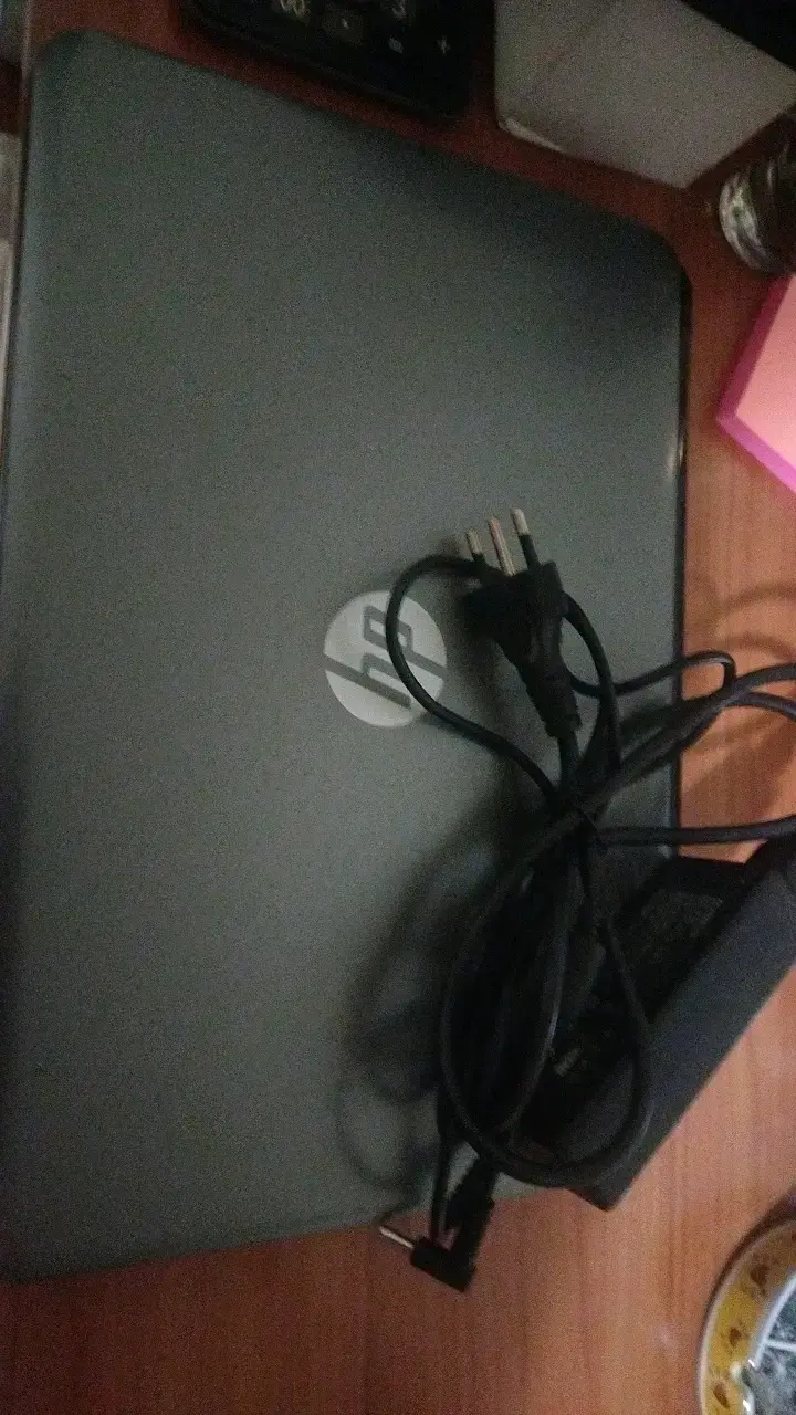 Laptop HP con cargador incluido - 1