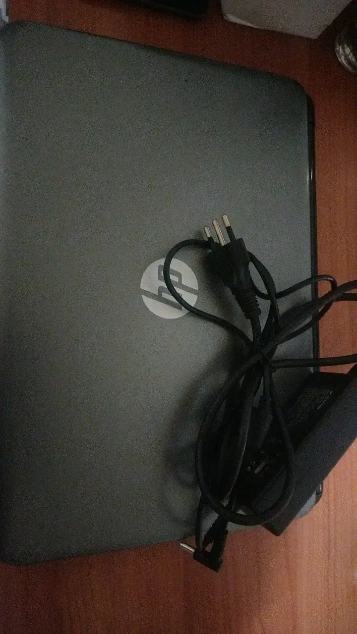 Laptop HP con cargador incluido - 2