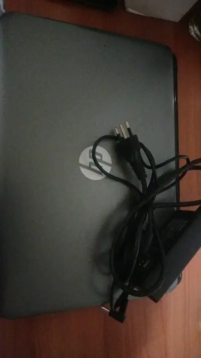 Laptop HP con cargador incluido - miniatura 2
