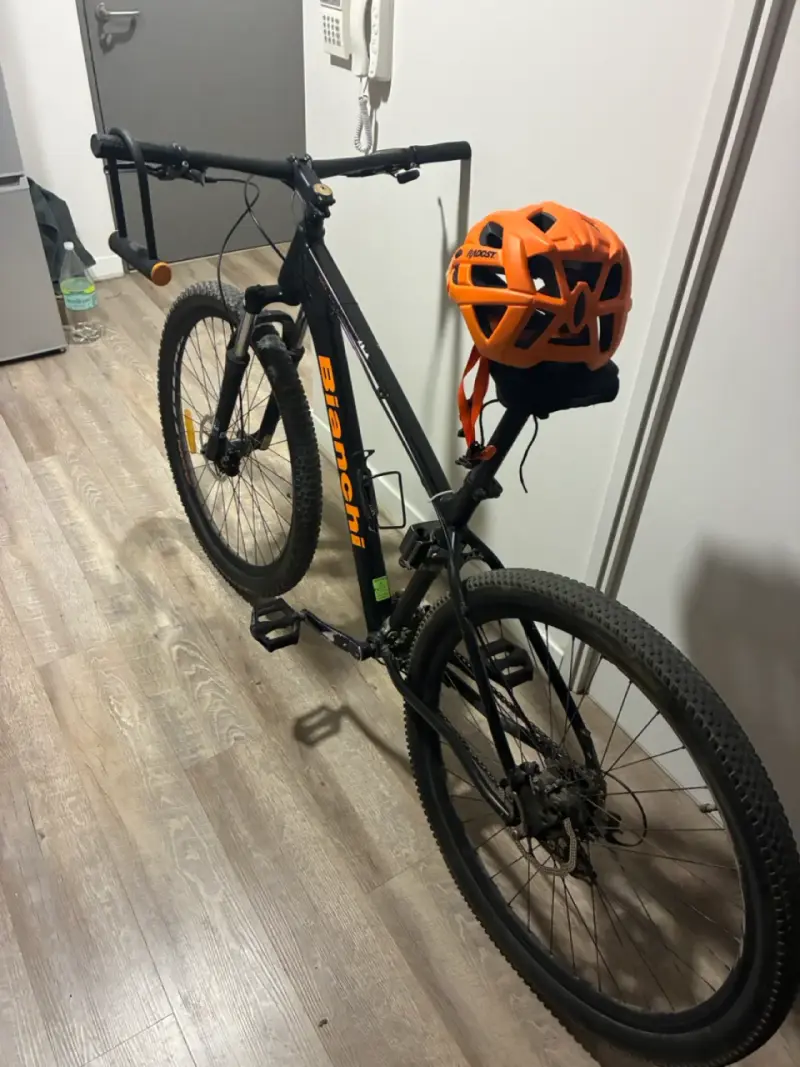 Bicicleta Bianchi montaña con casco - 1