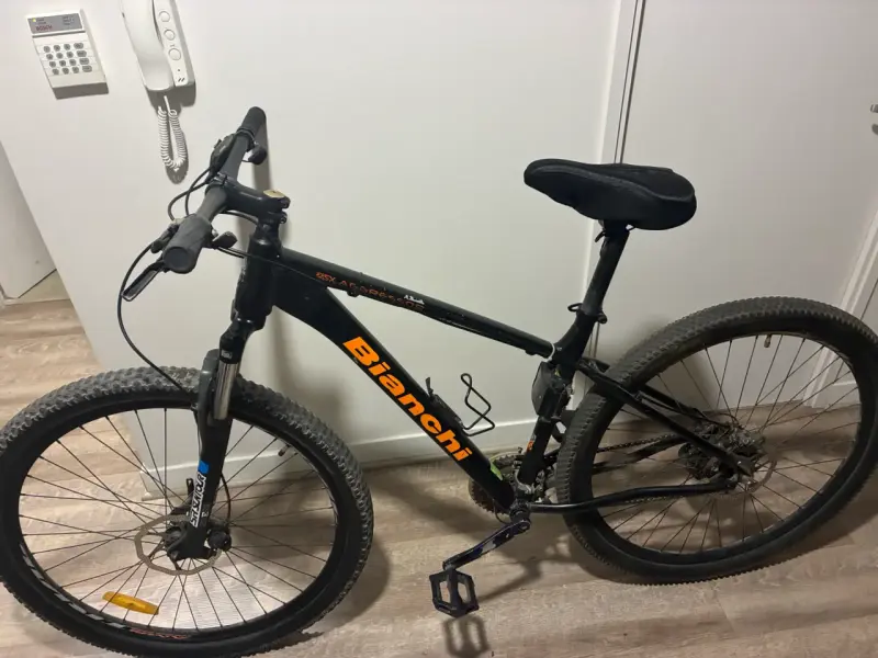 Bicicleta Bianchi montaña con casco - 3