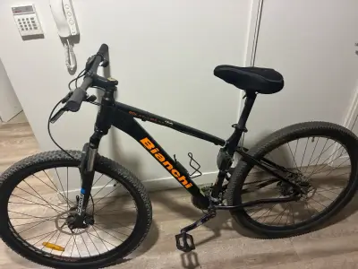 Bicicleta Bianchi montaña con casco - miniatura 3