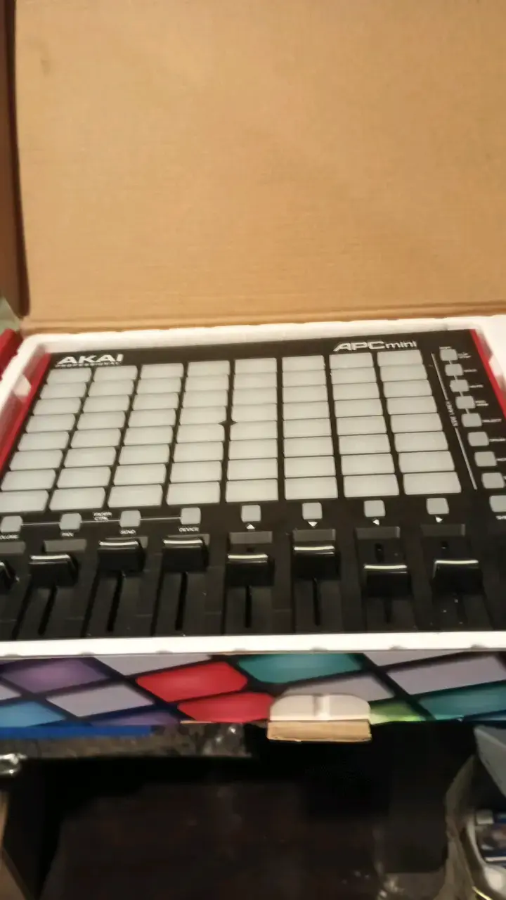 Controlador MIDI Akai APC Mini para DJ - 1