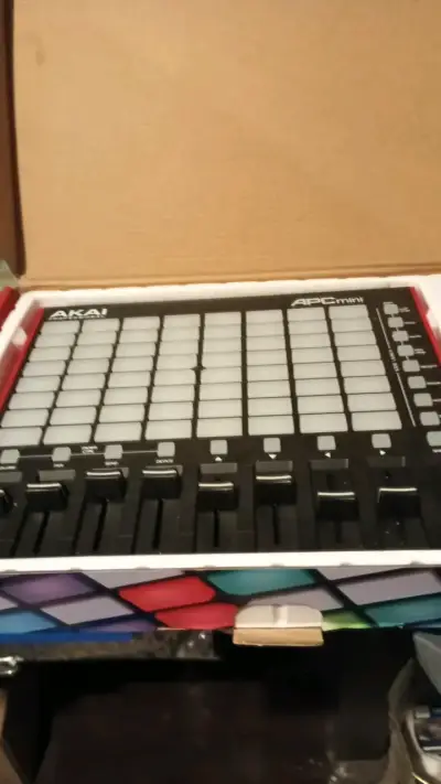 Controlador MIDI Akai APC Mini para DJ - miniatura 1