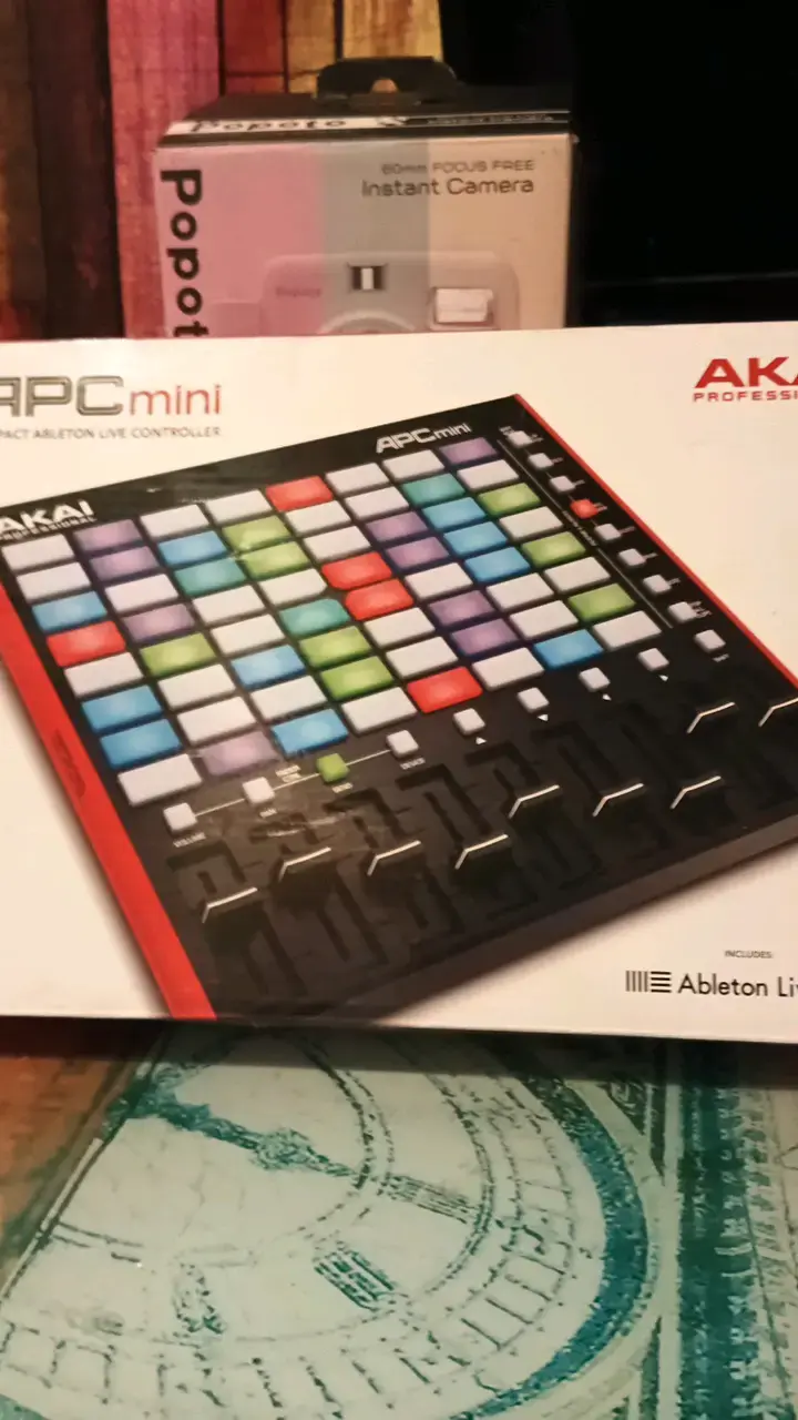 Controlador MIDI Akai APC Mini para DJ - 2