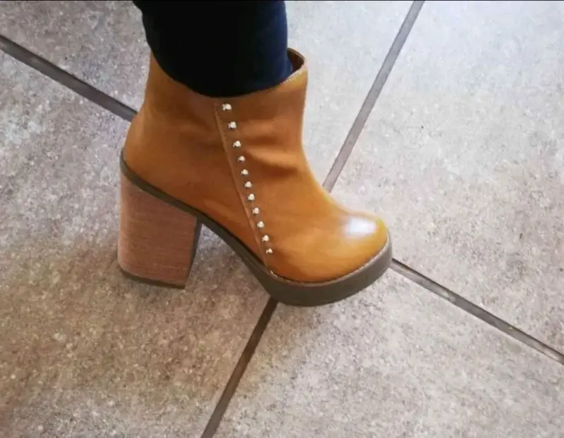 Botines de cuero marrón con tacón alto - 2