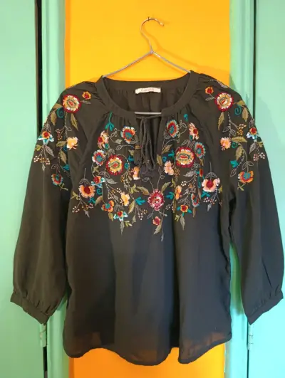 Blusa bordada negra de manga larga - miniatura 1