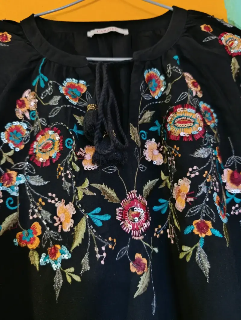 Blusa bordada negra de manga larga - 2