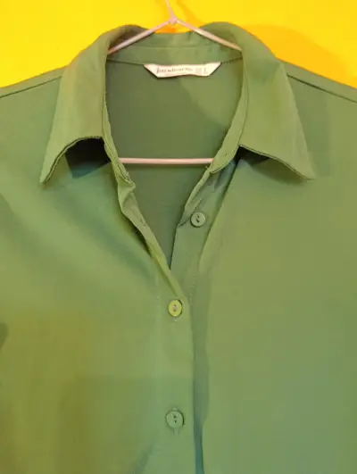 Camisa verde de manga larga para mujer - miniatura 2