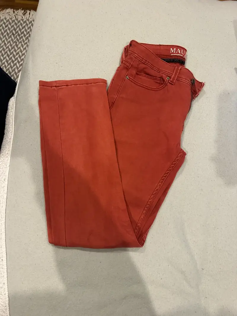 Jeans rojos marca Maui niño