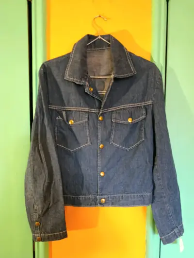 Chaqueta de mezclilla azul con botones dorados - miniatura 1