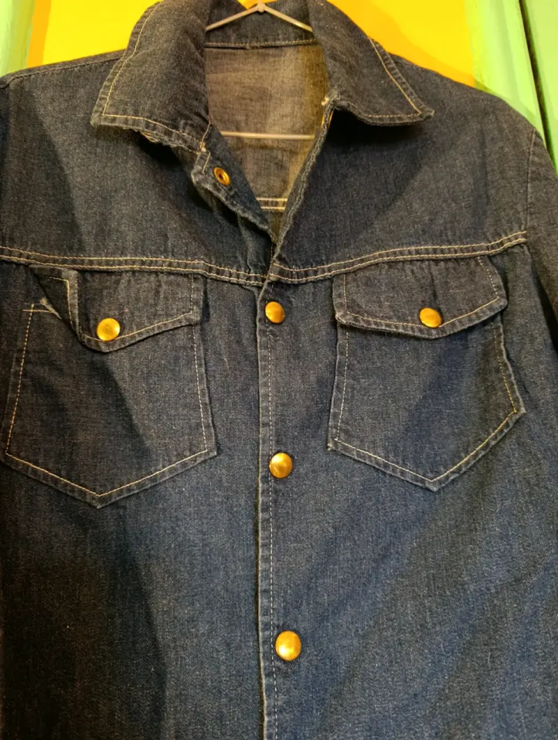 Chaqueta de mezclilla azul con botones dorados - 2