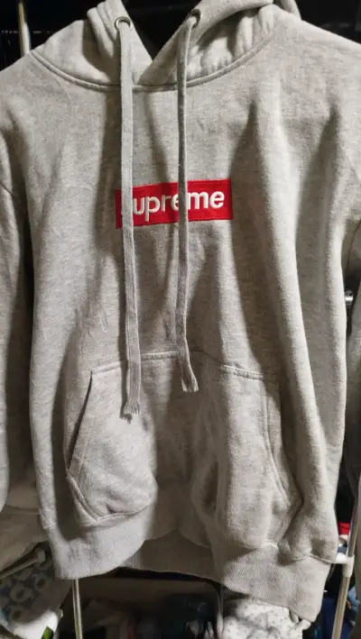 Polerón Supreme gris con capucha - miniatura 1